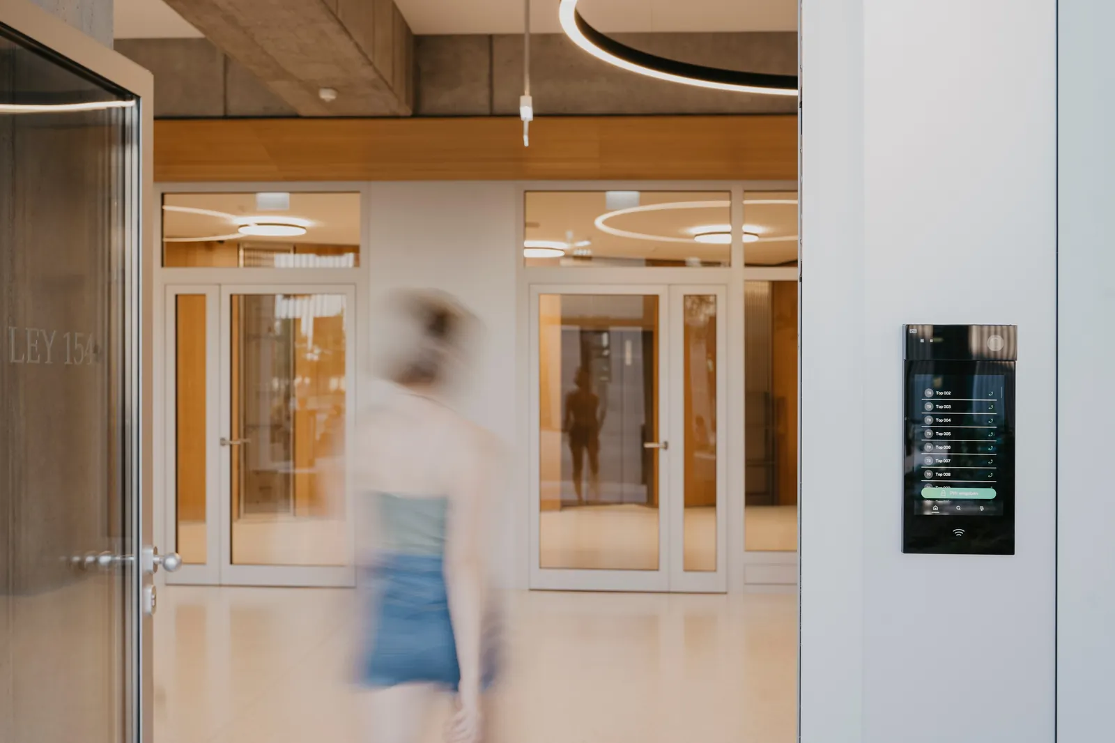 Portier vidéo 2N IP Style au mur du hall d’entrée lumineux d’un immeuble