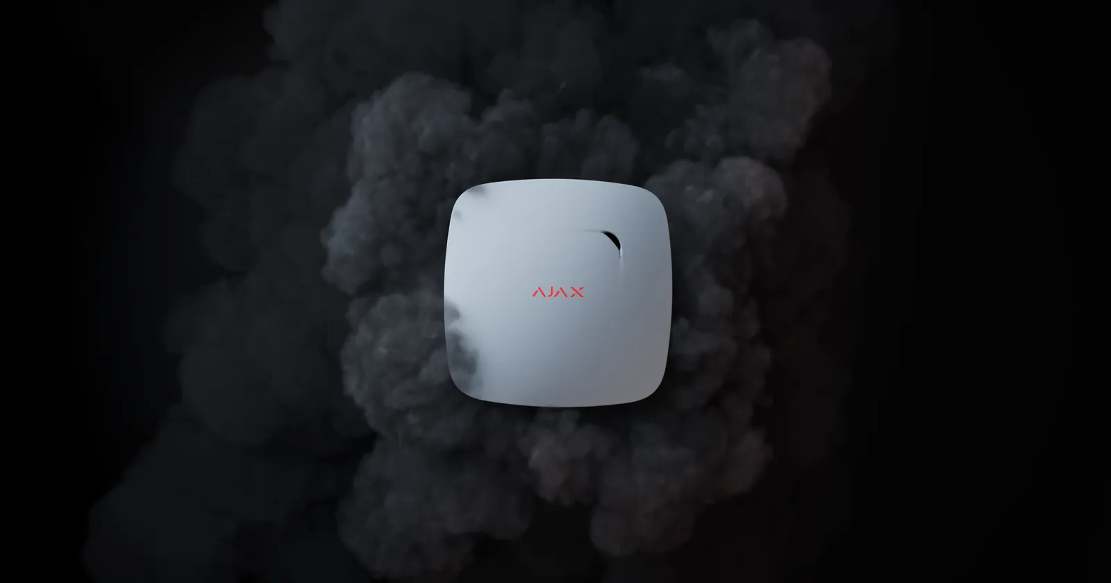 Witte Ajax FireProtect-rookmelder omringd door rook, op een zwarte achtergrond