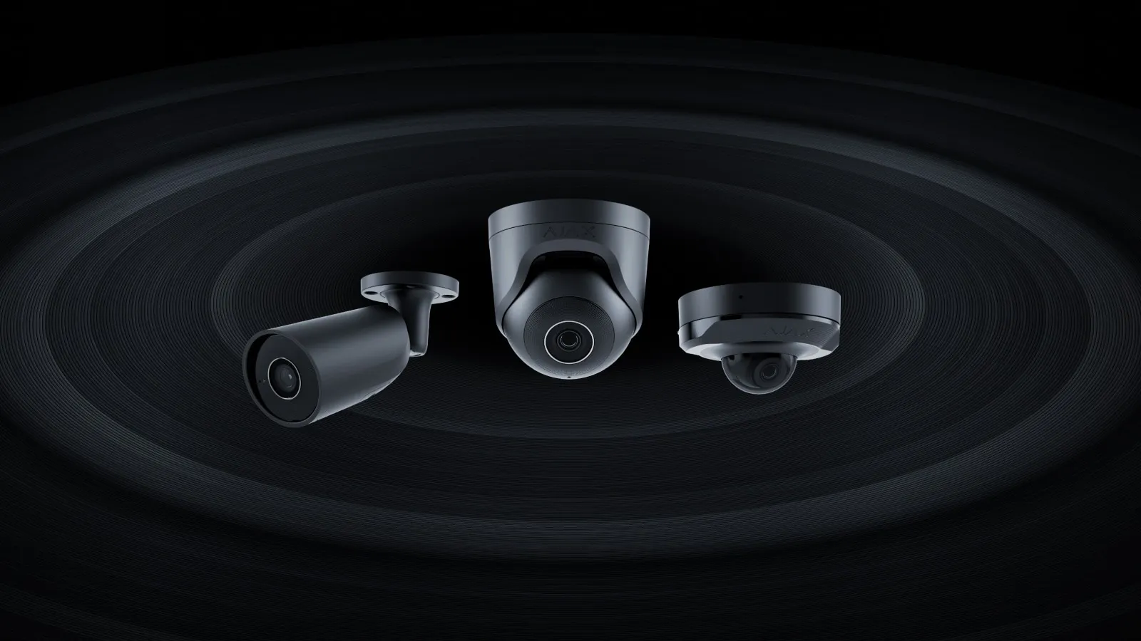 Caméras Ajax BulletCam, TurretCam et DomeCam Mini noires côte à côte sur fond noir