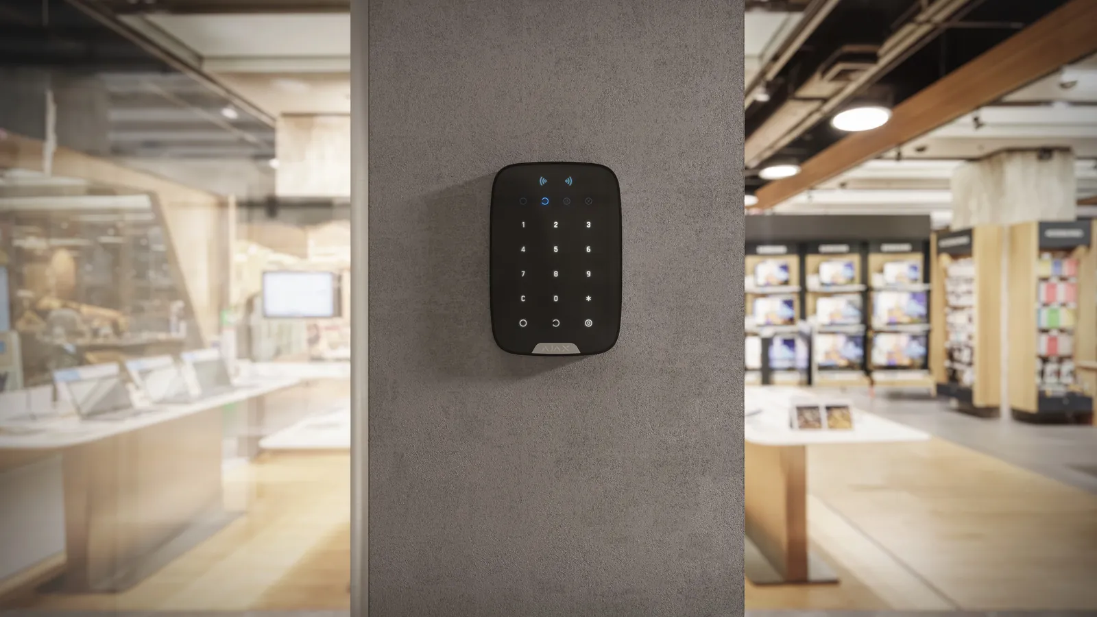 Clavier d’alarme Ajax KeyPad Plus noir sur un pilier en béton, à l’entrée d’un commerce