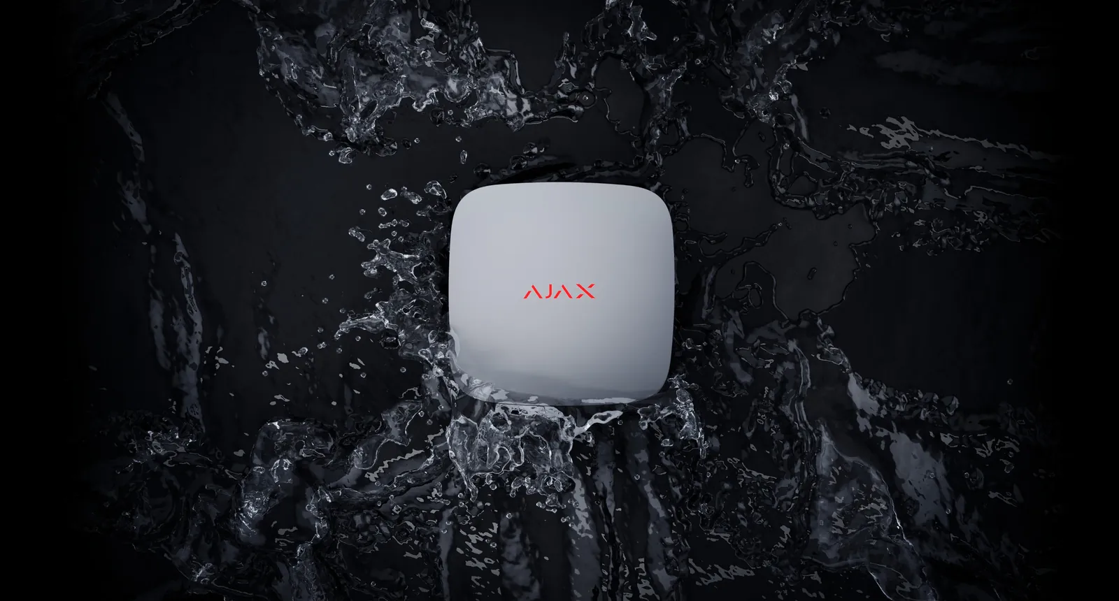 Witte Ajax LeaksProtect-waterlekdetector tussen opspattend water, op een zwarte achtergrond
