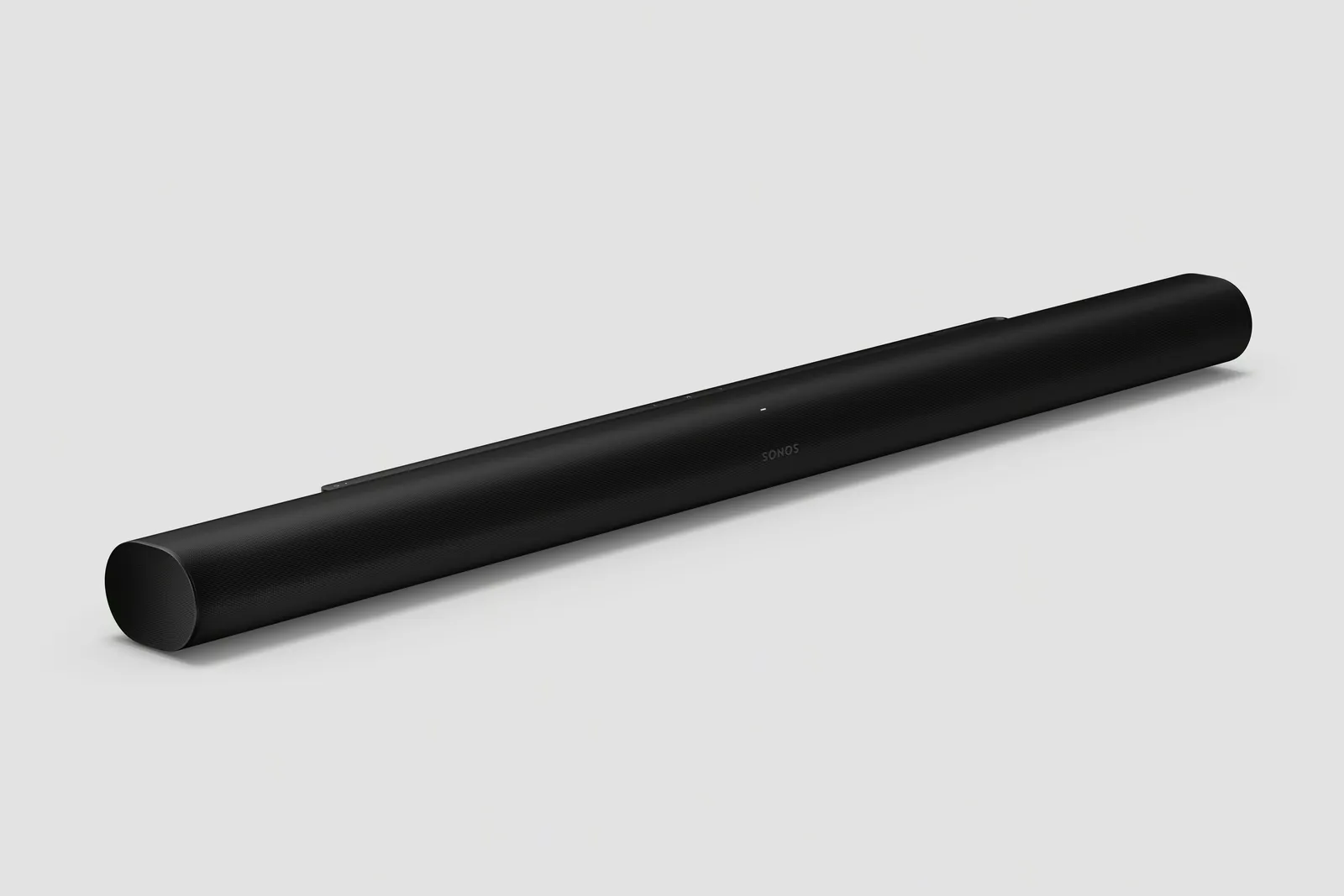 Barre de son Sonos Arc Ultra noire vue de trois quarts sur fond gris clair