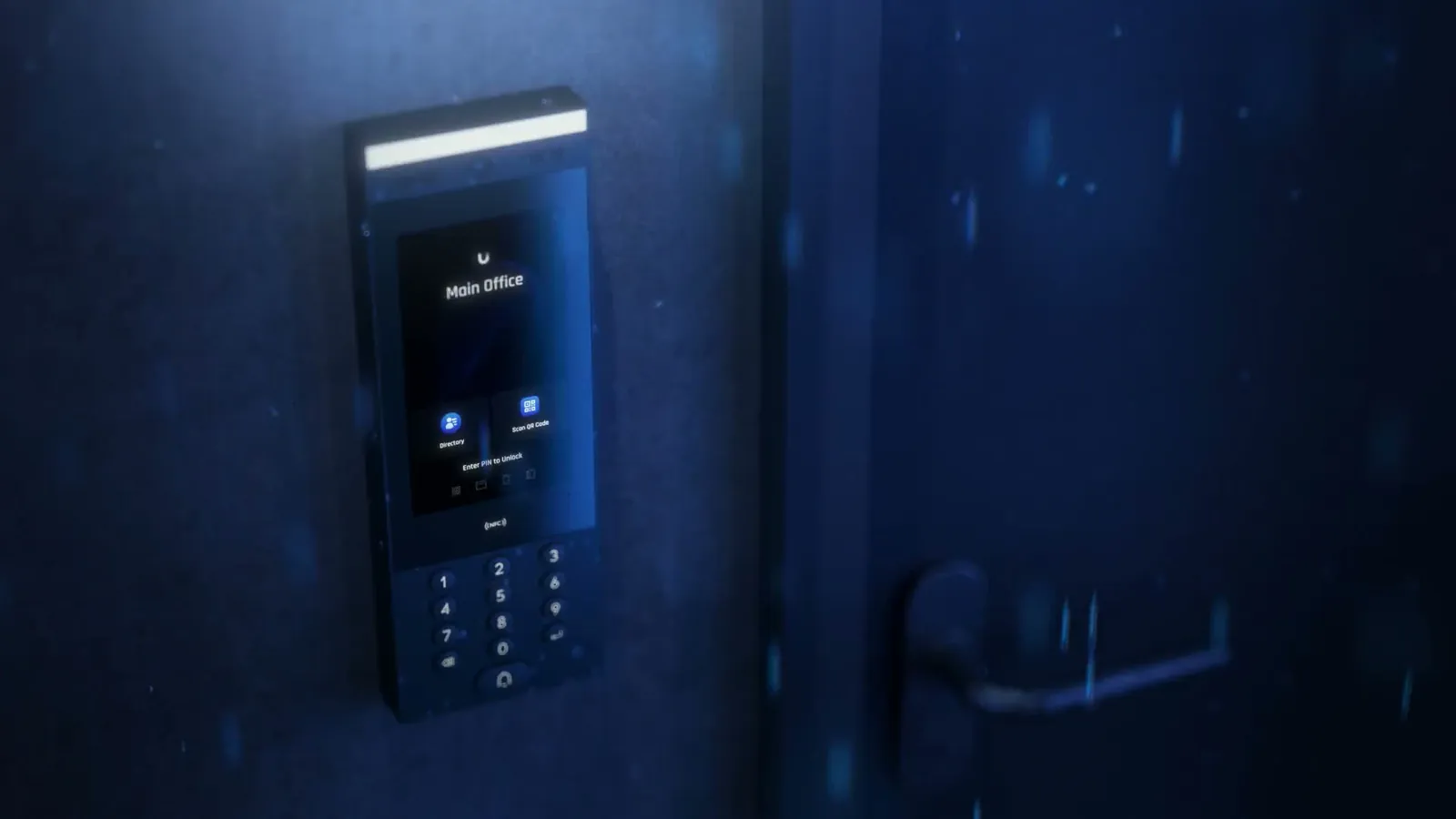 Interphone vidéo UniFi Access Intercom avec écran et clavier, à côté d’une porte sombre